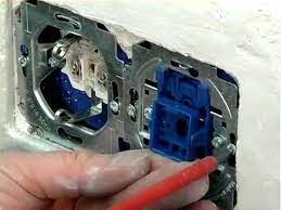 Anschließend führen sie vom schalter aus zwei kabel zu den beiden verbrauchern. Anwendungsfilm Busch Jaeger Mauerwerk Montageset Fur Busch Axcent Flat Und Carat Youtube