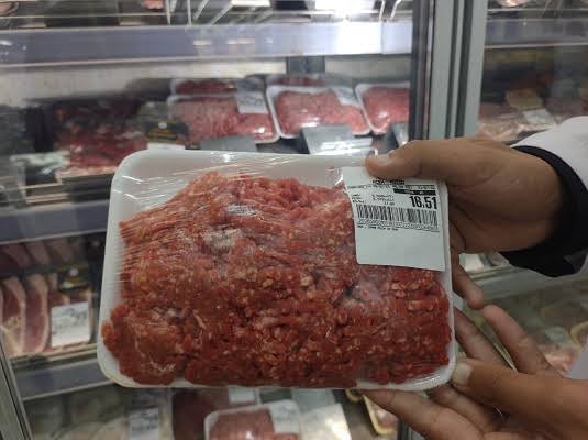 Comércio que não se adaptar fica sem vender carne moída embalada