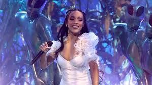Doja cat wore a very out there look to the 2021 grammys, and i'm digging it. Doja Cat Performs With Literal Aliens At 2021 Iheartradio Music Awards Iheartradio