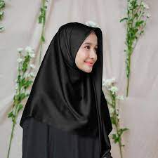 Bahannya yang halus dengan motif cantik, unik dan elegan. 10 Warna Hijab Basic Yang Bisa Bikin Wajah Cerah