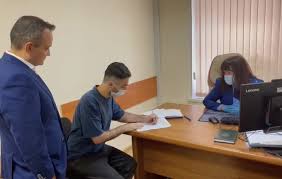 Идрак мирзализаде рассказал об угрозах и избиении после шутки о ксенофобах. Komika Idraka Mirzalidze Arestovali Na 10 Sutok Za Skandalnuyu Shutku Moskva Ru