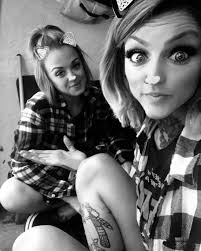 Screaming HAPPY 40th BIRTHDAY to my OG bestie @britdclaus. Hope you enjoyed  my singing this morning tinnnnnnnny and I had fun celebrating with you and  your family and friends tonight! Can't wait