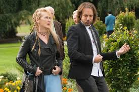 Ovviamente ben distanziati gli uni con gli altri e ben coperti da. Dove Eravamo Rimasti Stasera In Tv Meryl Streep Si Veste Da Rock Star