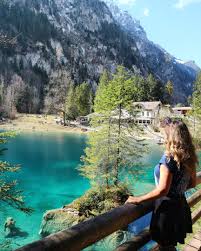 İsviçre, dünyanın en pahalı ülkelerinden biri olmasının yanı sıra aynı zamanda doğal güzellikleri ve muhteşem manzaralarıyla ön plana çıkmaktadır. Blausee Golu Isvicre Dunya Uzerindeki En Buyuleyici Gollerden Biri Kesif Perisi