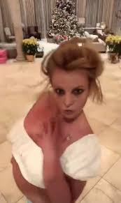Britney Spears Fans Concerned As She Performs Bizarre Dance In Front Of Christmas Tree Irish Mirror Online