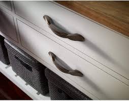 This gorgeous kitchen is fitted with dark gray kitchen cabinets, black hardware and matching black countertops. Buy Franklin Brass Dark Bronze Curved Drawer Handle Pull Cabinet Handles And Drawer Pulls For Kitchen Cabinets And Dresser Drawers 3 Inch 25 Pack P35518k Ob3 B1 Cabinet Hardware Online In Indonesia B01gsfkyjm