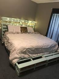These diy bed frame ideas will help you build your project and save, all the while staying in style this year. Una Base Del Letto Usando Vecchi Pallet Di Spedizione Art Wooden Wood Pinterest Com Pallet Furniture Bedroom Crate Bed Frame Pallet Bed Frames