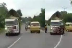 Protes pungli, sopir truk jalan kaki ke jakarta temui jokowi liputan6.com. Enggak Kuat Jangan Lihat Pemotor Honda Beat Adu Banteng Vs Truk Cabai Netizen Itu Darah Ya Semua Halaman Gridmotor Id