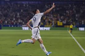 Zlatan ibrahimovic scores 30 yard goal to tie the game after 5 minutes on his debut then scores winner for la galaxy 15 minutes after first one, in the 90th minute. Zlatan Ibrahimovic Breaks La Galaxy Single Season Scoring Record Lag Confidential