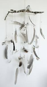 Windspiel bestehen aus hohlen oder massiven zylindern aus metall, holz oder anderen materialien. Windspiel Aus Federn Holz Steinen Perlen Windspiele Feder Mobil Mobile Basteln