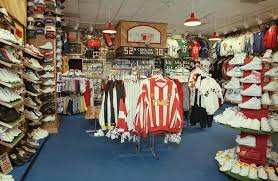 Pin By Zel Nevette On Vintage Nike Foot Locker Store Design Sneaker Displays