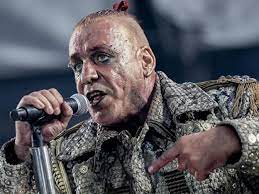 His father was famous children's poet werner lindemann and his mother, brigitte gitta hildegard lindemann, was. Rammstein Till Lindemann War Auf Intensivstation Berlin De