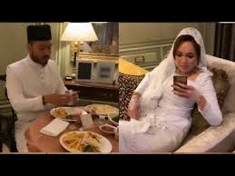 Hubungan nelydia senrose dan kakaknya, uqasha sangat rapat malah ramai nampak diorang macam kembar. Kesian Suami Nelydia Senrose Makan Sendirian Di Meja Makan Dia Pulak Sibuk Bergosip Main Telefon