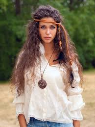 Nachdem ich meine zeichnung eingescannt und ausgedruckt hatte, benutzte ich eine. Lockige Hippie Frisur Hippie Hair Hair Styles Summer Hairstyles