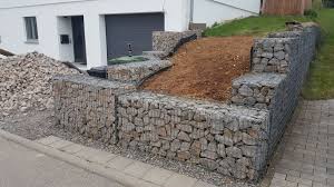 Dazu kam, dass die vorhandene stützmauer in diesem bereich den hang nicht mehr halten. Grosse Gabionen Bieten Die Moglichkeit Hange Und Boschungen Abzufangen Und Zu Begradigen Und Dies Ist Fur De Gabionen Gartengestaltung Gartengestaltung Ideen