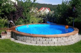Pin Von Poliana Auf Schwimmbad In 2020 Schwimmbader Hinterhof Gartengestaltung Kleine Hinterhof Pools