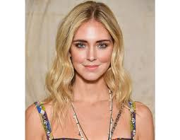 Le parole d'ordine per i tagli di capelli lunghi scalati 2022 sono. Capelli Delle Star Copia I Tagli Scalati Delle Celebrities Tu Style