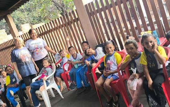 Alunos de escola municipal de C&aacute;ceres visitam Dona Regina, produtora de bolo de arroz em aula de campo sobre cultura regional | C&aacute;ceres Not&iacute;cias