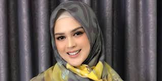 Dalam unggahannya, cut meyriska terlihat mengunggah foto hasil pcr yang dilakukan oleh suaminya pada 22 juni 2021 kemarin. Serasinya Cut Meyriska Roger Danuarta Di Muffest 2019 Dream Co Id