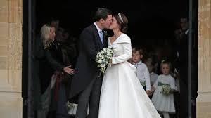 Princess eugenie and jack brooksbank are tying the knot at st george's chapel in windsor today and all manner of finery there could be parallels drawn with the wedding of eugenie's mother sarah ferguson to father prince andrew, the duke of york as. Prinzessin Eugenie Von York Wow Fotos Die Schonsten Momente Der Royalen Traumhochzeit News De