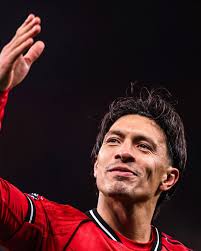 This is what a real captain does gives up his body for the team not sit his  ass down during crunch time