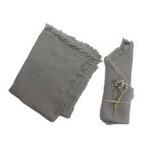 Une serviette de table est une pièce de tissu individuelle, généralement de forme carrée ou rectangulaire, avec laquelle on s'essuie la bouche ou les mains au cours des repas. Serviette De Table Franges Gris Clair