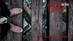 Riabituarsi alla normale vita e vincere la paura di uscire di casa da un giorno all'altro non è cosa facile, ma adottando alcuni piccoli accorgimenti si potranno è bene riprendere gradualmente la routine con piccole commissioni quotidiane che permettono di riempire il tempo, ma anche di allontanarsi poco. Paura E Fobie Perche Le Abbiamo E Qualche Idea Per Superarle Ansia Fobie Panico Articoli