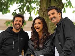 Deepika Padukone Gets A Bat And Does Fun With Her Partner In Crime Husband Ranveer Singh Kabir Khan Ranveer Singh Deepika Padukone