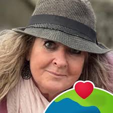 Stunning moon over Bonniconlon tonight 🌙📸 Through the eye of my lens.