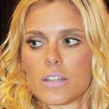 Carolina dieckmann não coloca os pés no brasil há mais de dez meses. Carolina Dieckmann Cadieckmannn Twitter