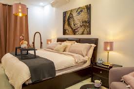 The minimum size for habitable rooms, including bedrooms, is 70 square feet. What Is The Standard Size For A Bedroom