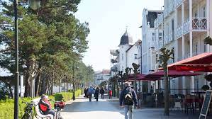 Typical houses at the beach promenade of binz, island of ruegen. Ostseebad Binz Willkommen Im Apartmenthaus Seeschloss Binz