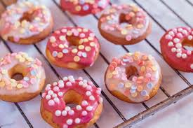 Bunte Mini Donuts Selbst Machen In 2020 Mini Donuts Donut Teig Donuts