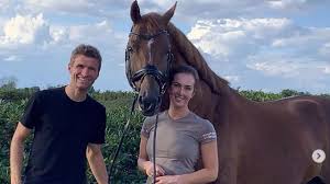 Schön das ihr den weg zu mir gefunden habt, in diesem blog geht es um thomas und lisa müller. Bayern Munchen Bild Erklart Das Pferde Business Von Thomas Und Lisa Muller Bundesliga Bild De