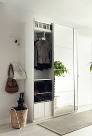Hall D Entree Maison Avec Armoire A Portes Coulissantes Pour Les Chaussures Et Les Vestes Entree Maison Deco Entree Maison Maison Ikea