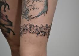 Na nárty a kotníky se dávají jemnější tetování hlavně k dekoraci. Helkol Tattoo Kviti Kolem Stehna Facebook