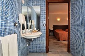 El hotel averroes se encuentra ubicado entre los destinos turísticos más conocidos de la zona, incluyendo el alcázar de los reyes cristianos, el templo romano de córdoba y la calleja de las flores, que quedan apenas a 20 minutos paseando. Hotel Averroes Cordoba Ciudad Cordoba