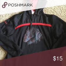 Passend dazu ist der pullover komplett in navyblau gestaltet und der wrigleyville schriftzug, welcher die form des klassischem wrigley field stadionschilds darstellt, ist hochwertig aufgedruckt. Reebok Nhl Chicago Blackhawks Hoodie Boys Large Chicago Blackhawks Hoodie Hoodie Boys Blackhawks Hoodie