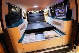 キャンパー鹿児島 birth nexus ベース車両 ハイエース 街乗りから車中泊を目的としたキャンピングカー birth nexus 外装は外装はエアロパーツやライトカスタム 車内は充実したリビングスペースを確保 キャンピングカーショー2017出展車 ハイエース