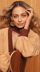 Nicole Richie Makes Nice