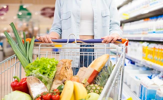 Consumo dos brasileiros recua e economista aponta principal motivo:  'orçamento espremido'