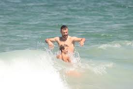 Rodrigo Hilbert se diverte na praia com os filhos gêmeos, veja as fotos! -  Estrelando