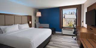 Facilities at the hotel include indoor and outdoor pools and a fitness room. Downtown Hotels On Broadway In Nashville Holiday Inn Express Nashville Downtown Conf Ctr