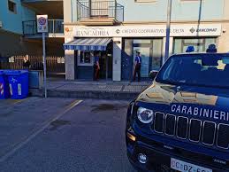 The bank offers checking accounts, credit and debit cards, loans, insurance, payment protection, phone. Le Telecamere E Quell Auto Nera Presi Dai Carabinieri I Tre Autori Della Rapina Alla Bancadria Estense Com Ferrara