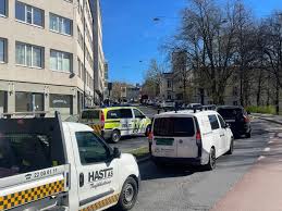 Trafikkork, Trafikk og kollektiv | Lange køer. Her må politiet rykke forbi trafikk-korken i motsatt kjøreretning