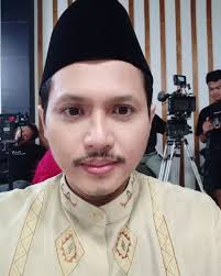 Kalis (Febby Rastanty) merupakan seorang perantau dari sebuah desa di Solo  ke Yogyakarta sejak tahun 2016. Ia merantau dengan harapan bisa menjadi  seorang penulis. Di sebuah acara peluncuran buku, Kalis bertemu Agus