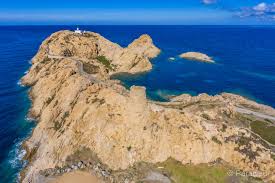 And from the same basis springs an arch that forms the roof of each ile; Ile Rousse Paradisu Der Grosse Reisefuhrer Fur Korsika