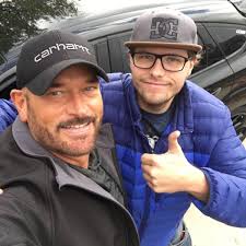 You never know who you'll meet in a hotel lobby! Who can tell me their fave  song by this gentleman?