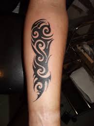 80 tatouages tribal sur le bras et leur signification les tattoos tribaux sont le type de tattoo le plus ancien de ppt ecriture tatouage prenom. Tattoo Tribal Avant Bras Fantasy Tattoo Piercing