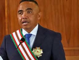OFFICIEL ! Le colonel Michael Randrianirina a prêté serment en tant que  nouveau président de Madagascar quelques jours après un coup d'État  militaire. Il succède au président Andry Rajoelina, qui a fui